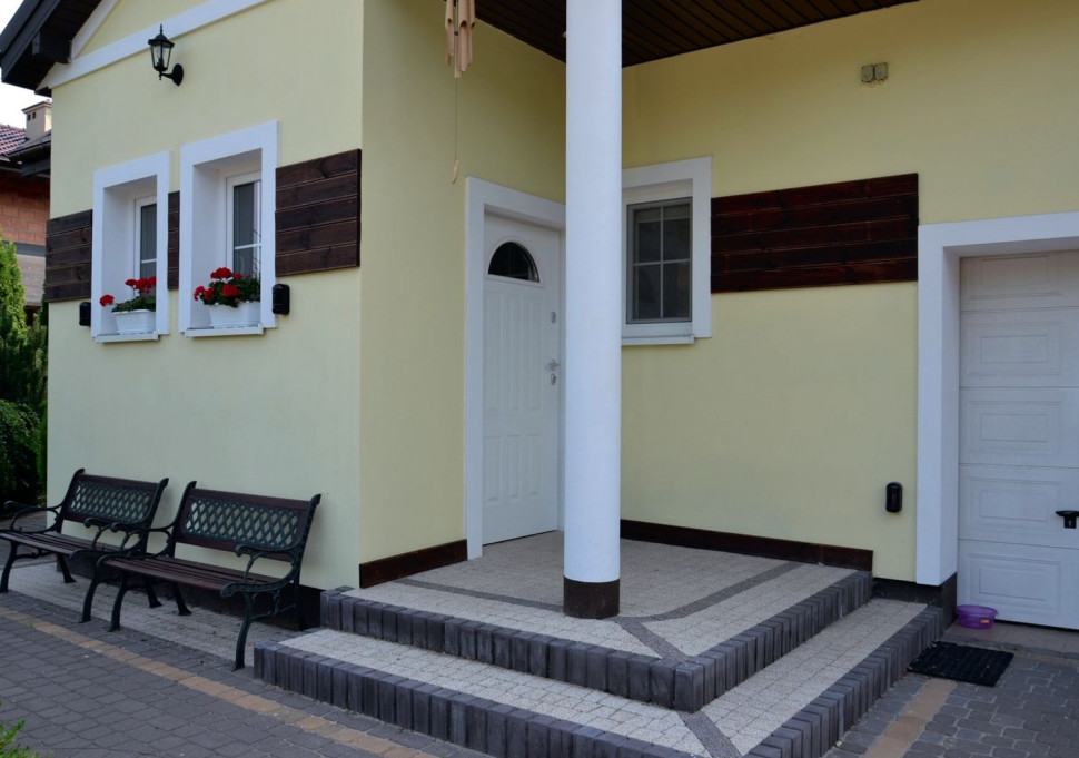 Ganek i antywłamaniowe drzwi wejściowe