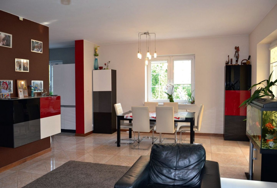 Salon łączy się z jadalnią, a dalej z kuchnią i holem