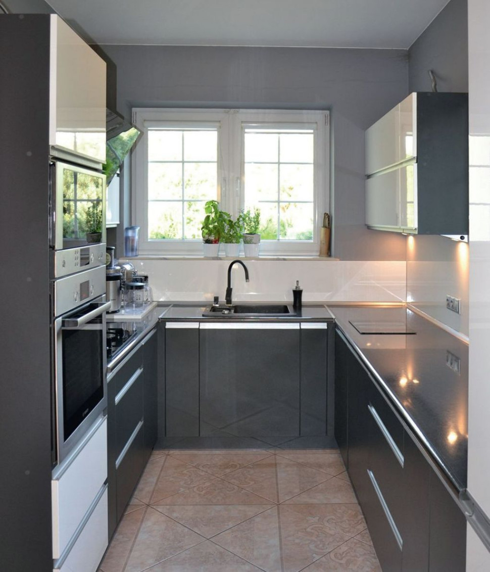 Kuchnia urządzona w kolorze szarym i białym