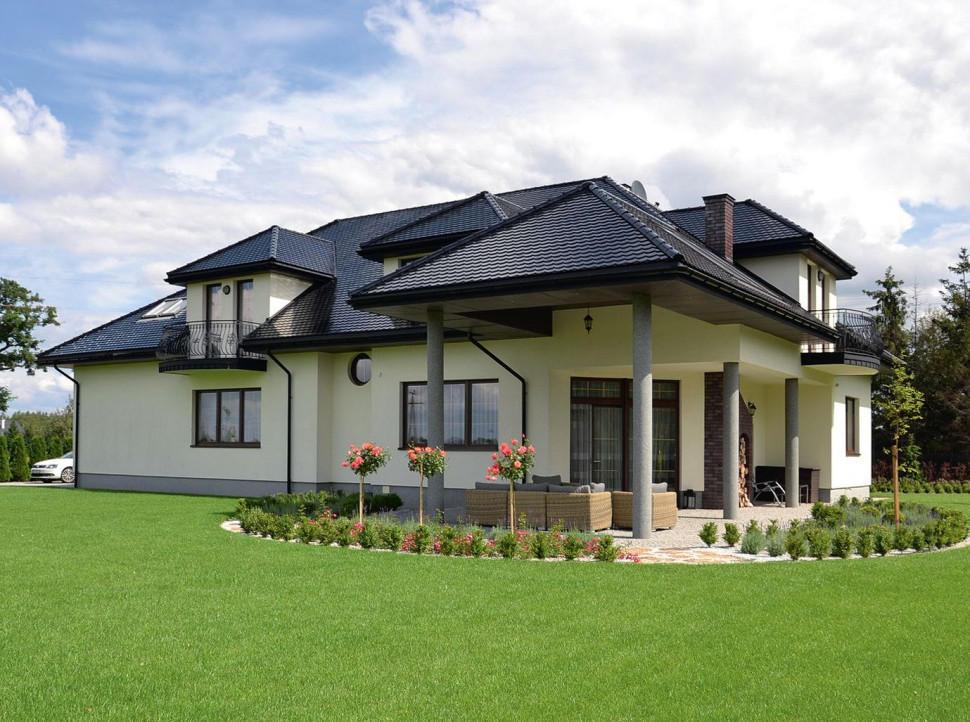 Do salonu przylega wielki taras (ma pow. 72 m2), który wybrukowano drobną kostką granitową