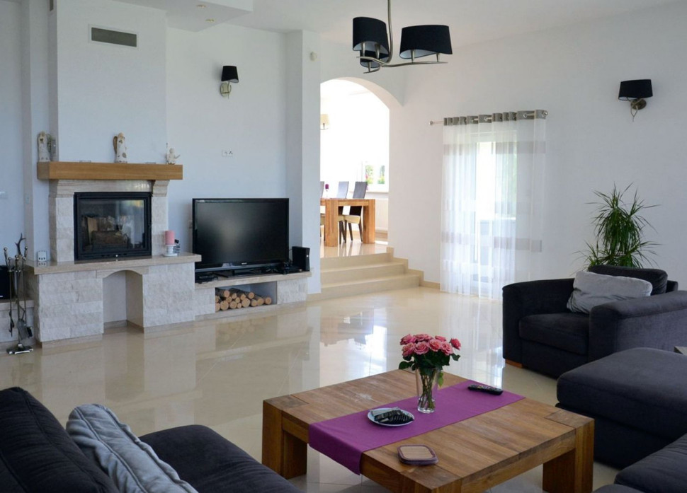 Salon z kominkiem i telewizorem