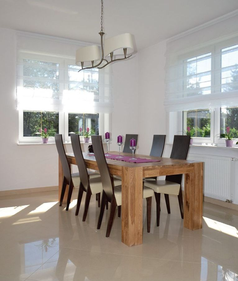 Jadalnia z dwoma oknami z roletami rzymskimi