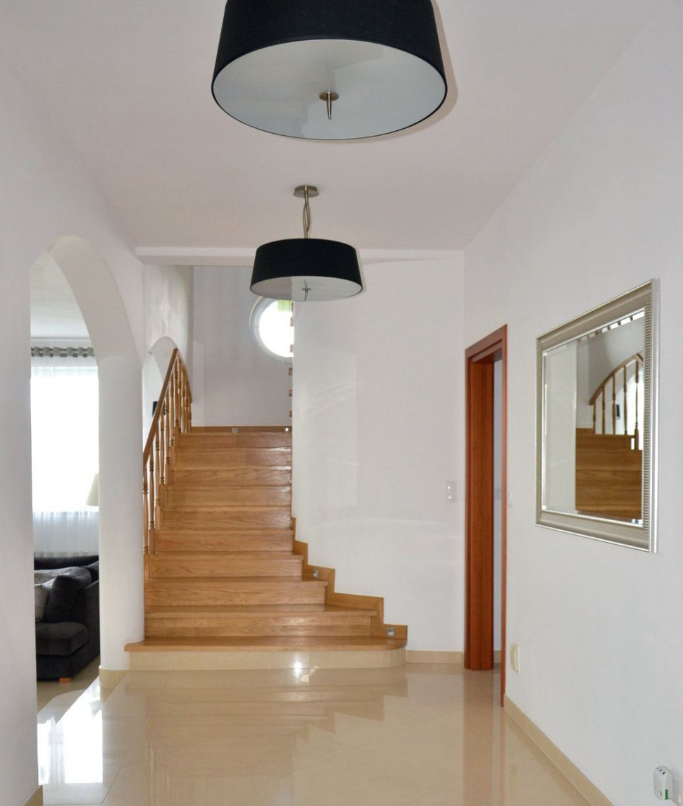 Klatka schodowa: schody i barierki wykonane z drewna dębowego