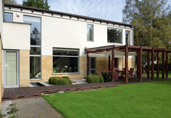 Główny taras wyłożono ryflowanymi deskami z egzotycznego drewna bangki rai, zajmuje 70 m2