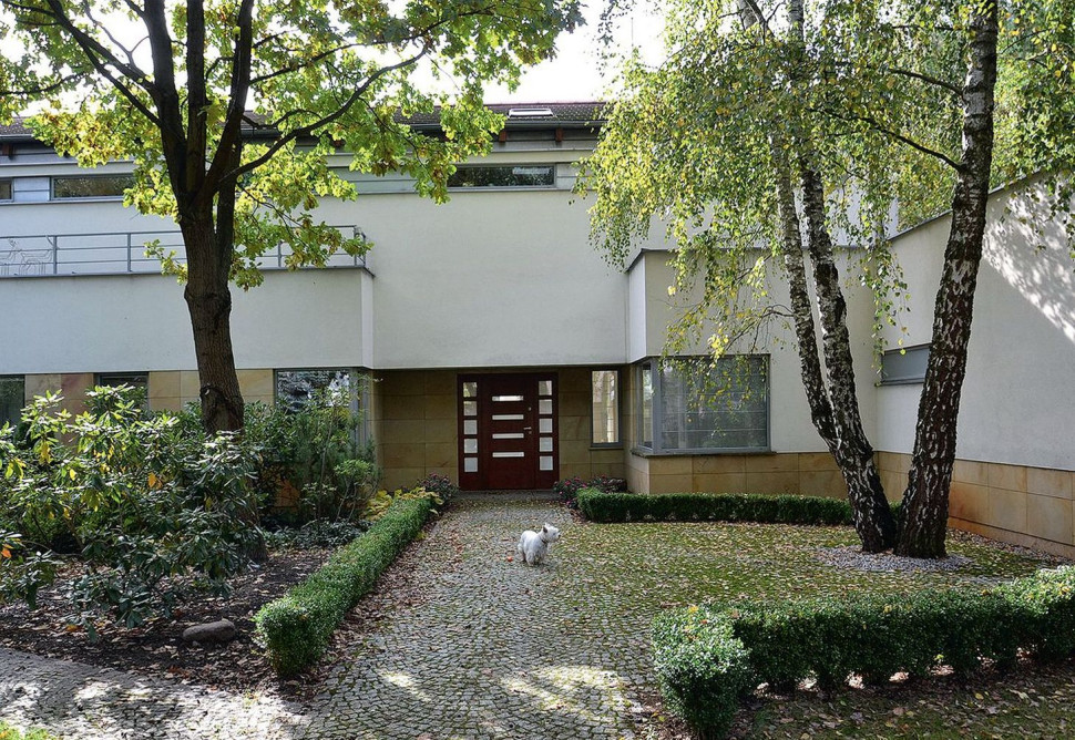 W centralnym miejscu budynku, we wnęce pod stropem piętra, umieszczono główne wejście z szerokimi drzwiami