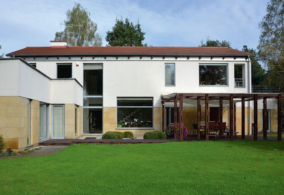 Na poziomie parteru elewacje wykończono płytami piaskowca, na poziomie piętra - tynkiem silikonowo-silikatowym