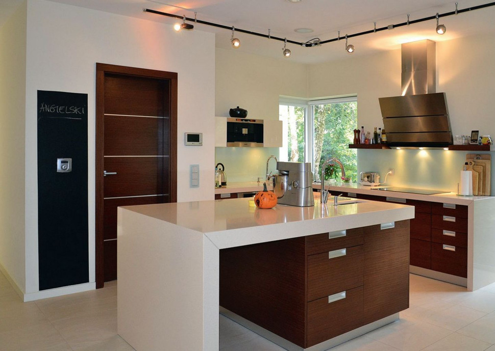 Obszerna kuchnia z dużą wyspą