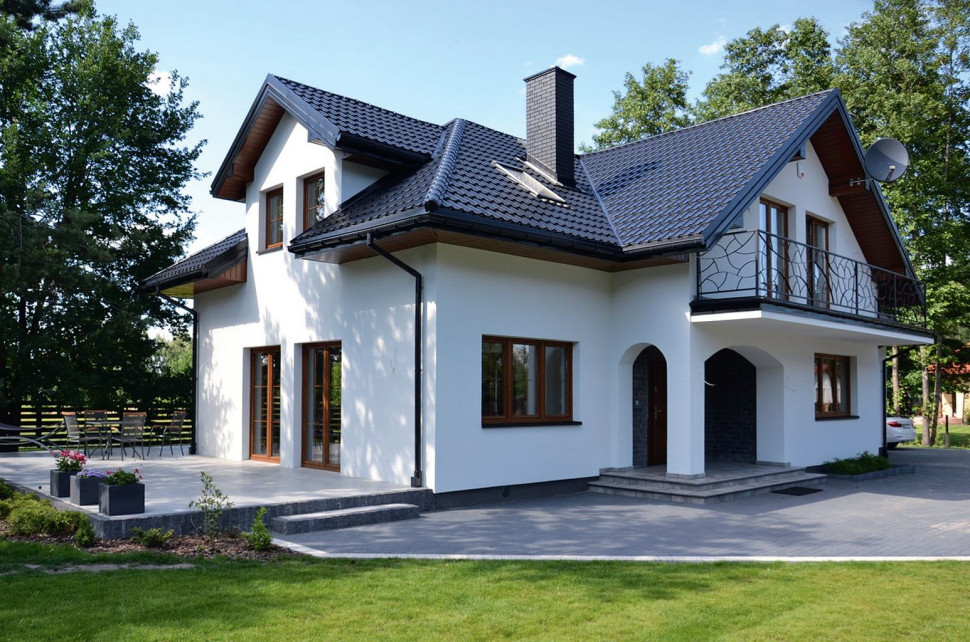 Dom ma tradycyjną bryłę, z wielospadowym dachem i lukarnami