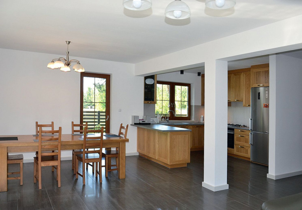 Kuchnia w kształcie litery U połączona z jadalnią