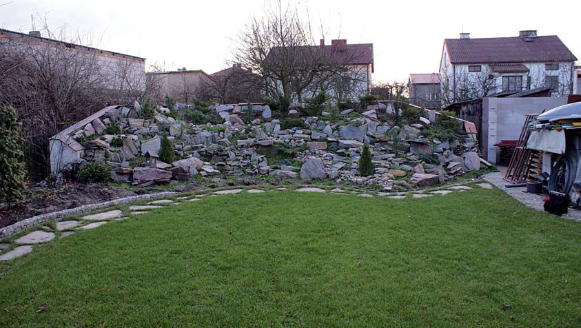 Sztuczna skarpa i mur