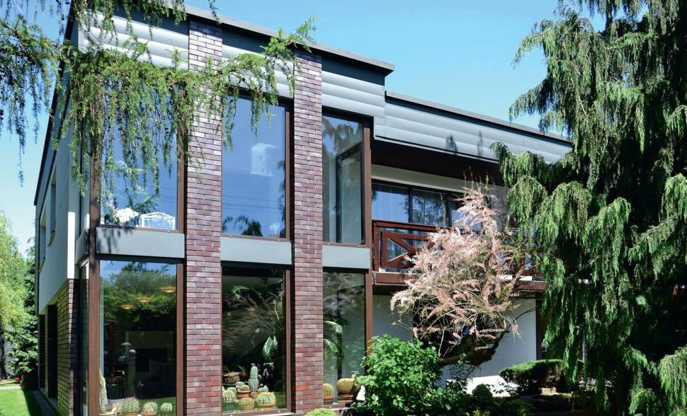 Skrzydło zachodnie, dobudowane z nowoczesnych ceramicznych materiałów budowlanych i z ciepłych okien, przykryto płaskim dachem