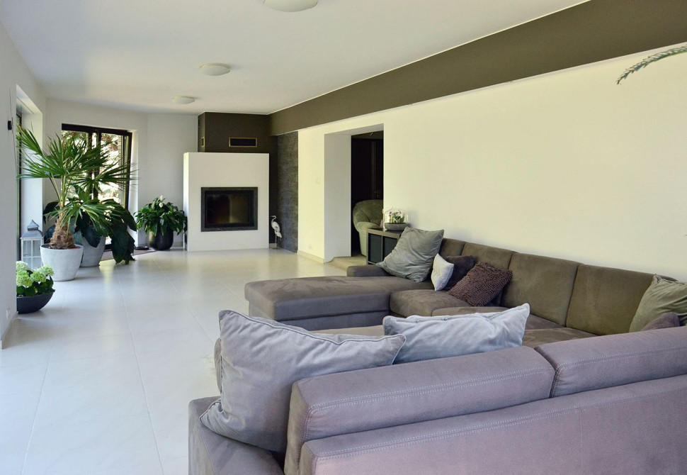 Nowy, mocno przeszklony, salon wypoczynkowy na poziomie parteru