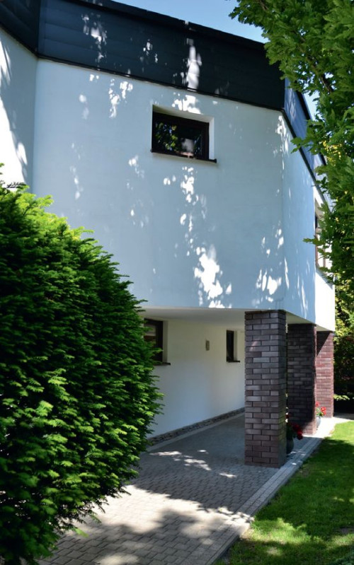 Wzdłuż wschodniej ściany domu, a na poziomie piętra, dobudowano nowy fragment kuchni i spiżarnię