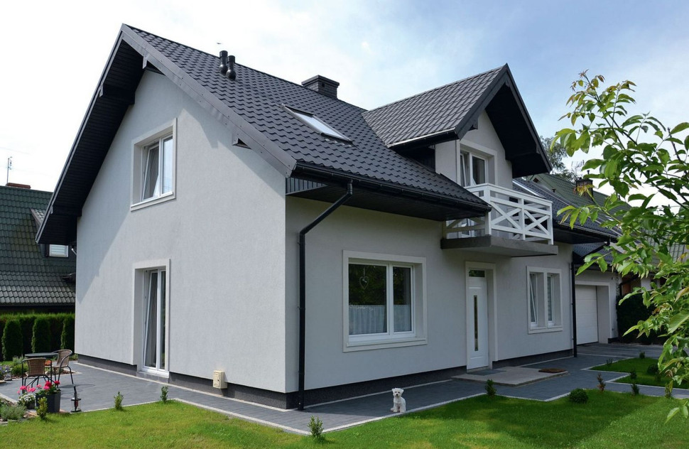 Dom ma prostą bryłę i oszczędną kolorystykę