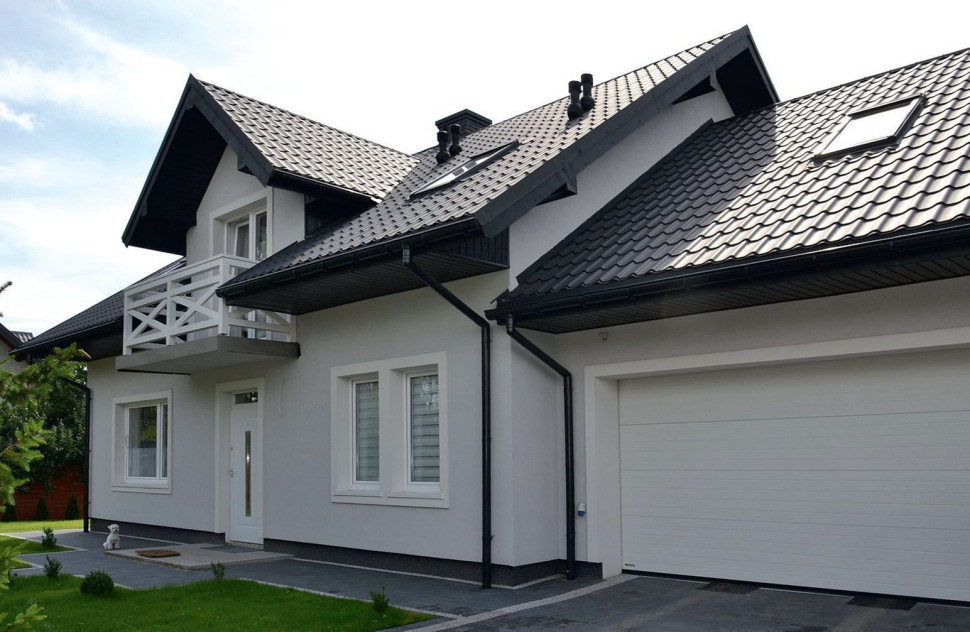 Dom ma prostą bryłę i oszczędną kolorystykę