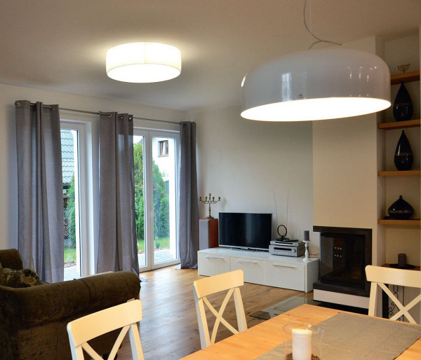 Kominek z narożną szybą