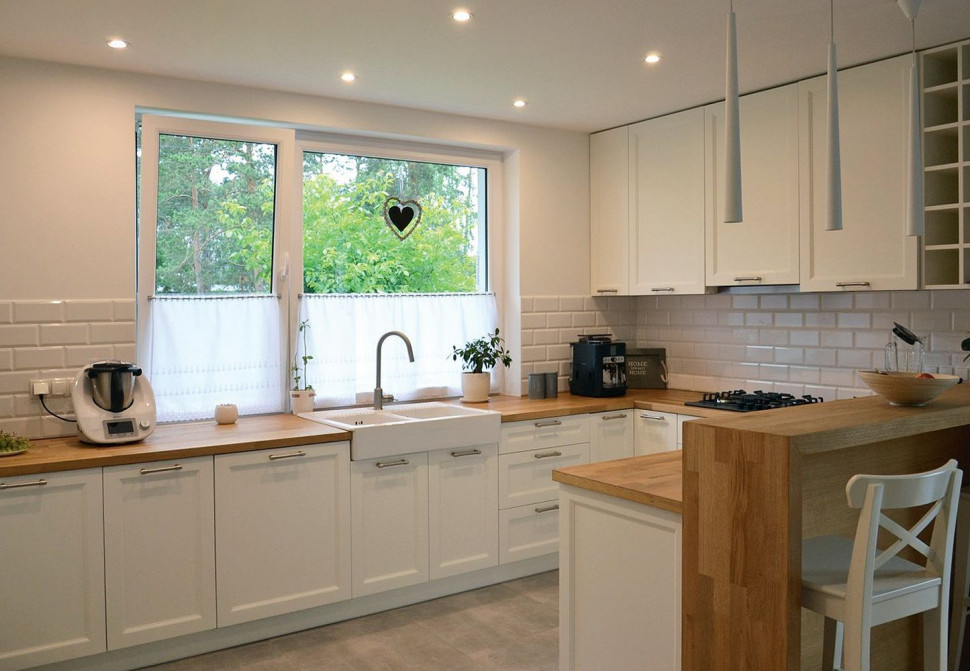 Kuchnia  z widokiem na furtkę i drogę