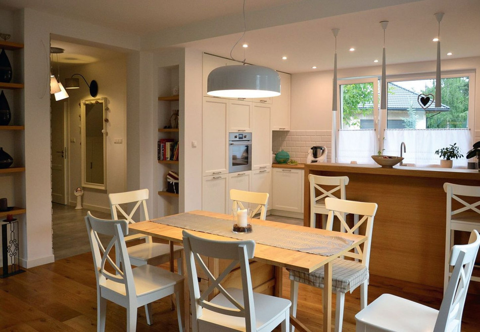 Jadalnia obok kuchni z oknem