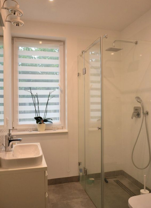 Łazienka z oknem i prysznicem