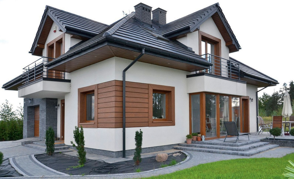 Wokół budynku biegną wygodne trakty komunikacyjne, utwardzone kostką betonową