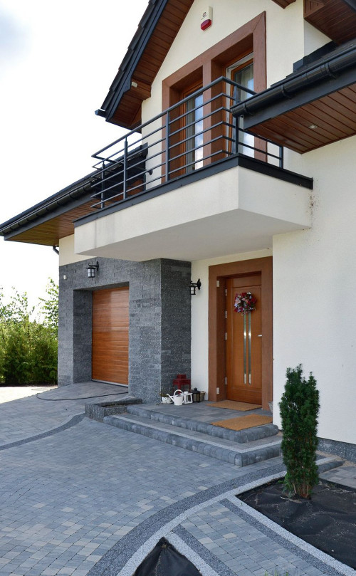 Wejście do domu, nad drzwiami znajduje się balkon