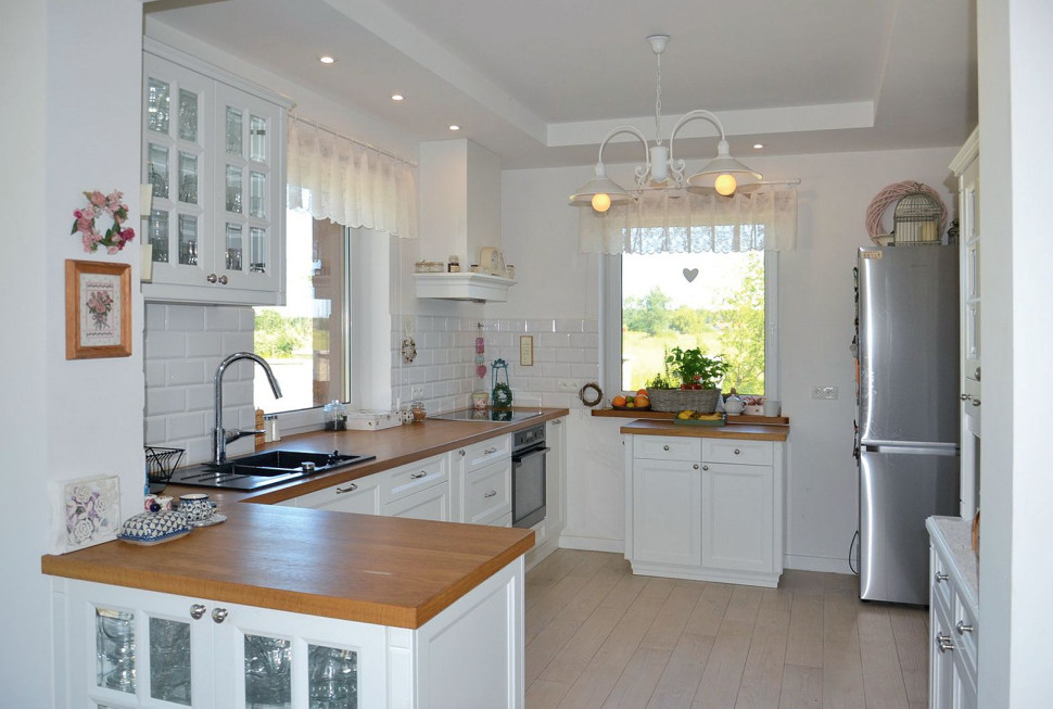 Zabudowa kuchenna w kształcie litery U, z drewnianymi frontami i blatami