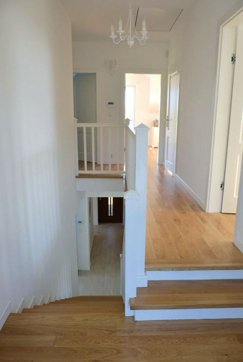 Dwubiegowe schody ze spocznikiem