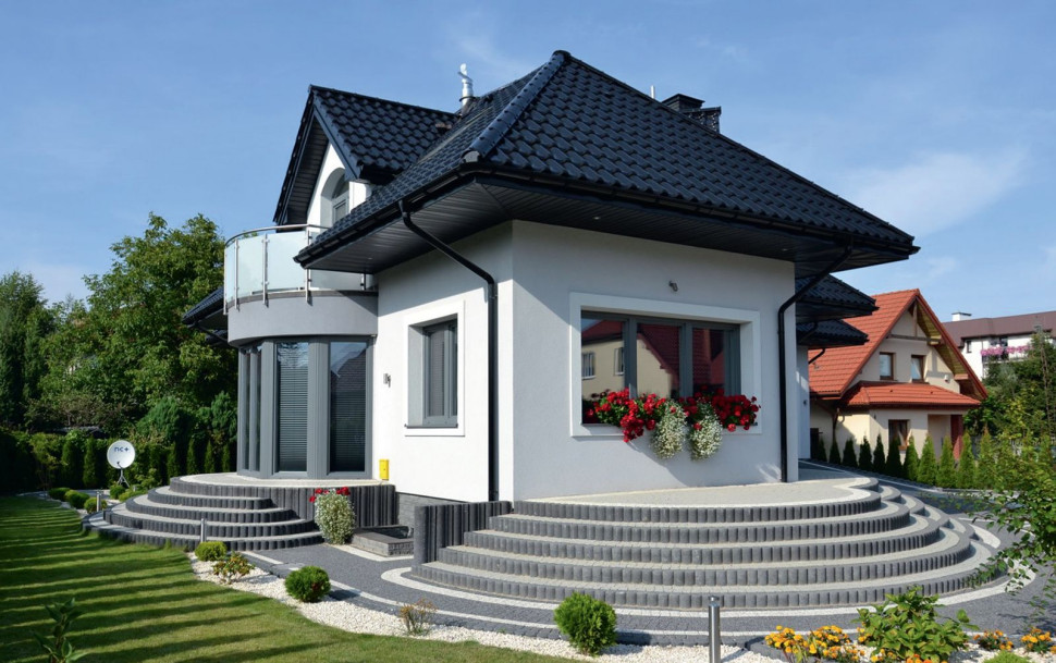 Półokrągły wykusz i wielopoziomowe schody