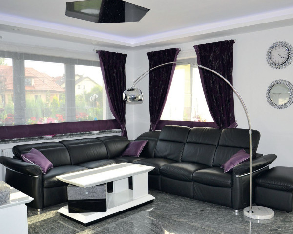 Pomieszczenia na parterze urządzono w nowoczesnym reprezentacyjnym stylu