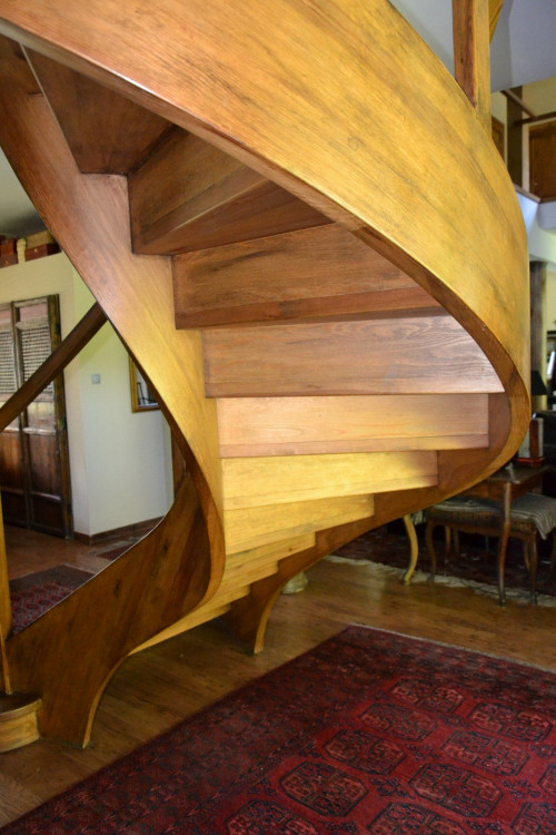 Artystycznie wygięte policzki (wangi) są największą ozdobą klatki schodowej