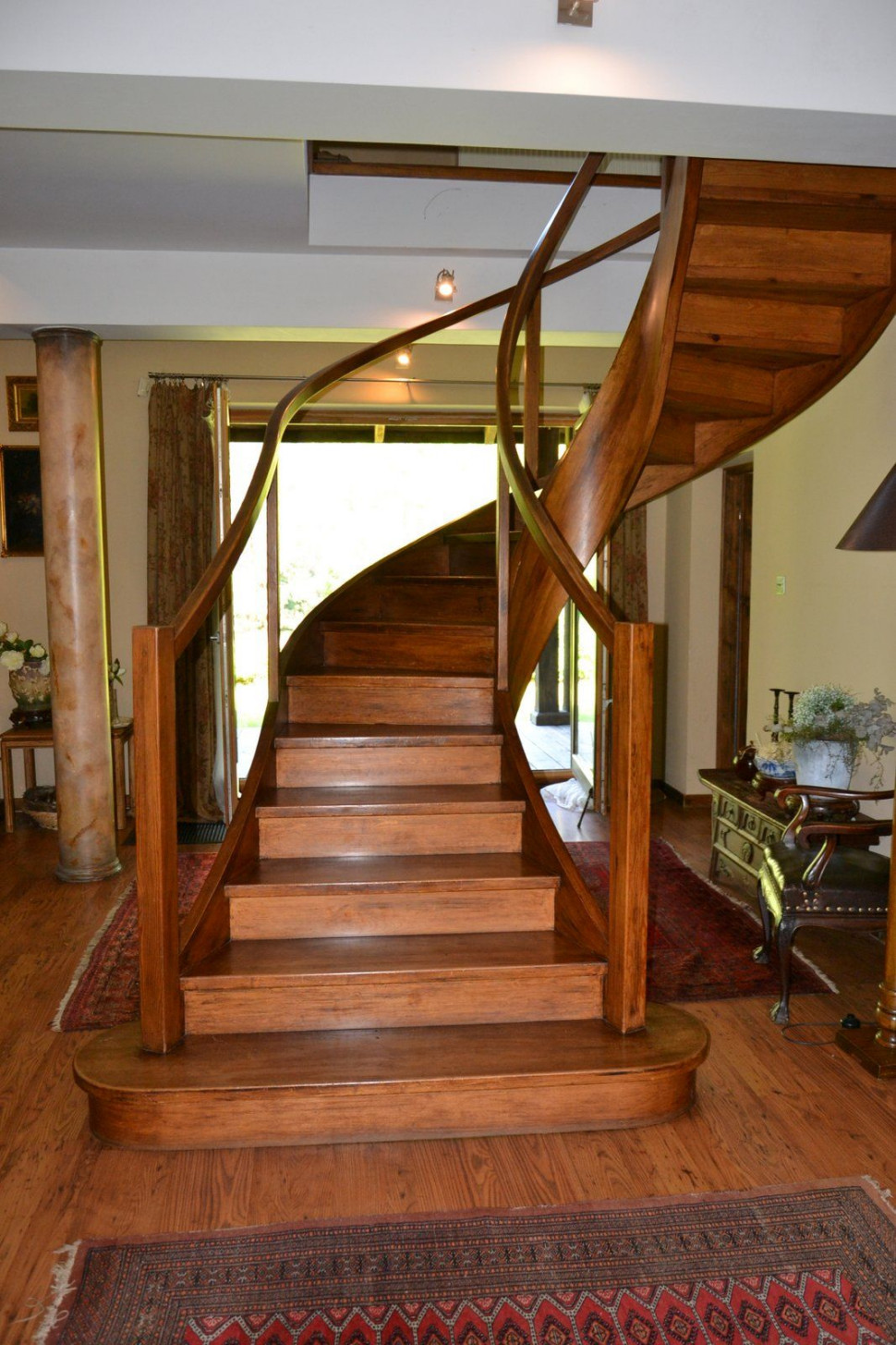 Spiralne schody - widok z poziomu parteru