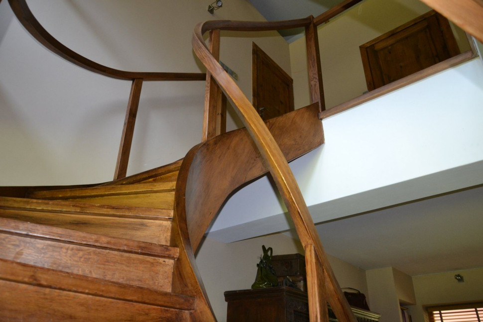 Spiralne schody - widok na ozdobną balustradę