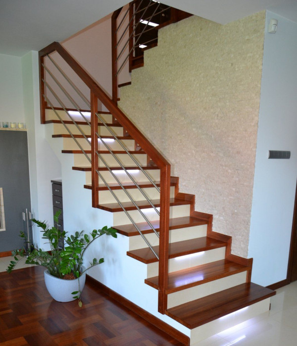 Wąska przestrzeń pod schodami