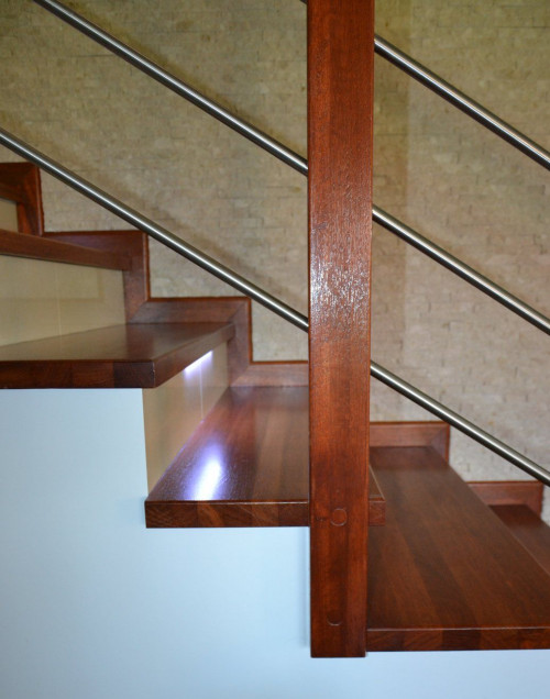 Elementy mocowania balustrady i taśma LED pod jedną ze stopnic