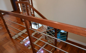 Dwubiegowe schody z żelbetu i balustrada kosztowały 12 000 zł