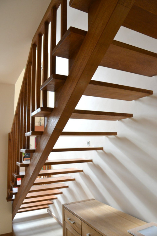 Widok od dołu na dekoracyjny ażurowy bieg schodów