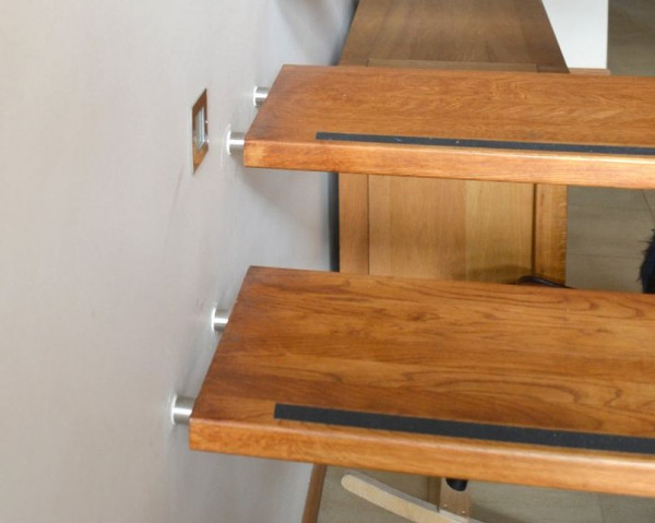 Stopnice z klejonego dębu zamocowano na kotwach chemicznych do żelbetowej belki