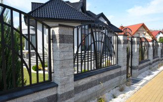 Ogrodzenie z betonowych kształtek i ocynkowanej stali o długości 33 m za 32 000 zł