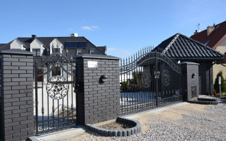 Słupki systemowe w ogrodzeniu mają źle rozwiązane kapturki, chociaż nie są to tanie wyroby