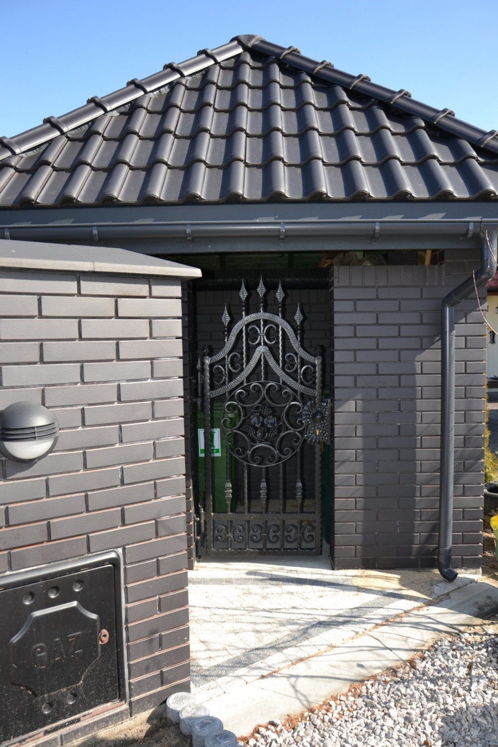 Wiata śmietnikowa zamknięta furtką