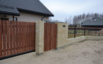 Nie zaimpregnowałem ogrodzenia i na cegłach betonowych pojawiły się glony!