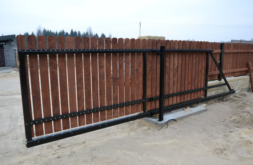 Do stalowej ramy bramy przytwierdzono sztachety na śruby