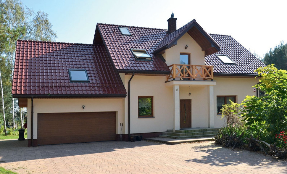 Dom ma tradycyjną bryłę i stylistykę