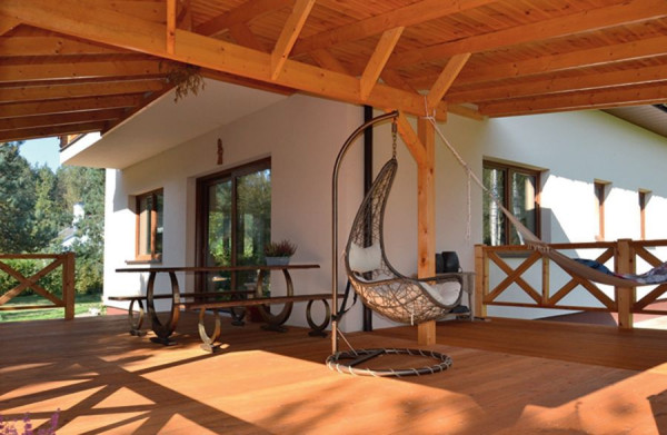 Narożny drewniany taras o pow. 50 m2 z zadaszeniem