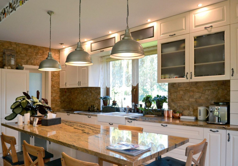 W kuchni wykonano liniową zabudowę z lakierowanych płyt MDF i wyspę o wym. 270 × 90 cm