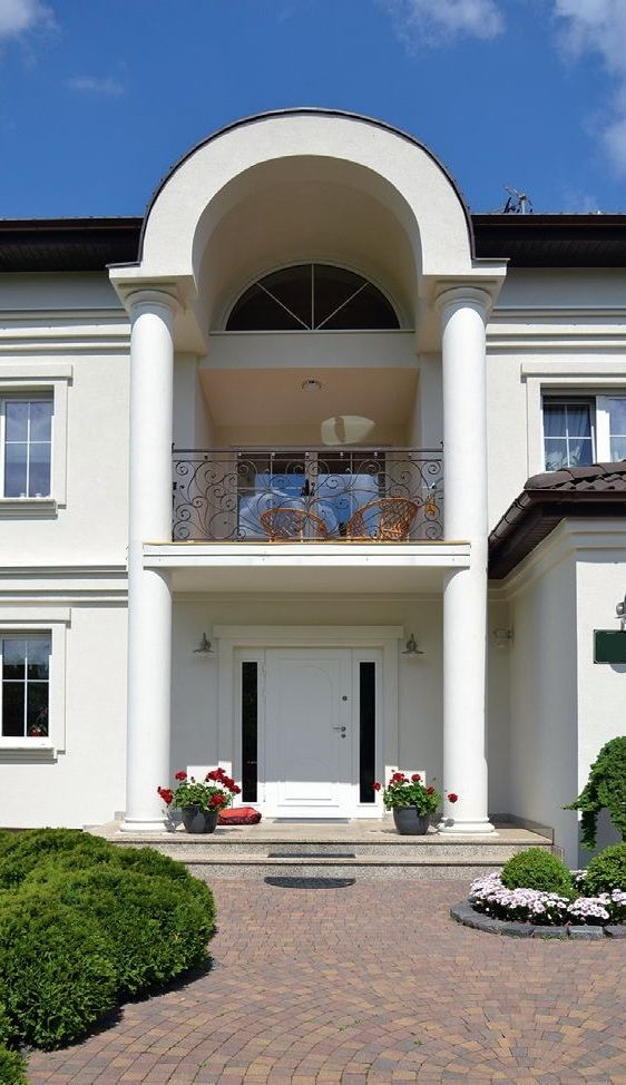 Główne wejście do budynku umieszczono w podcieniu ryzalitu z kolumnami