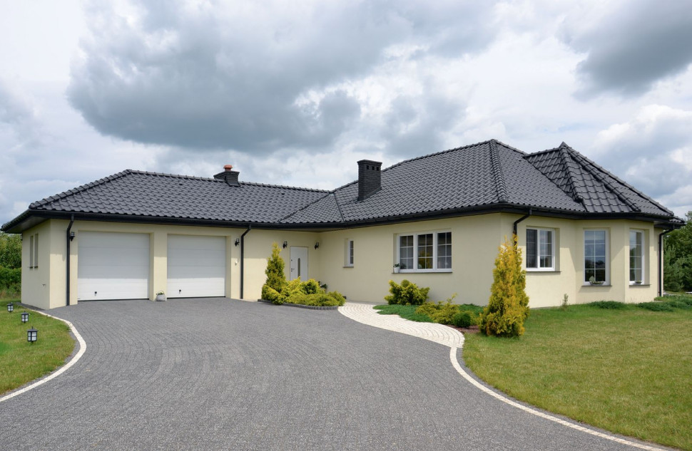 Dom tylko parterowy i w okolicy z luźną zabudową