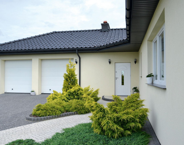 Drzwi wejściowe i dwie bramy garażowe