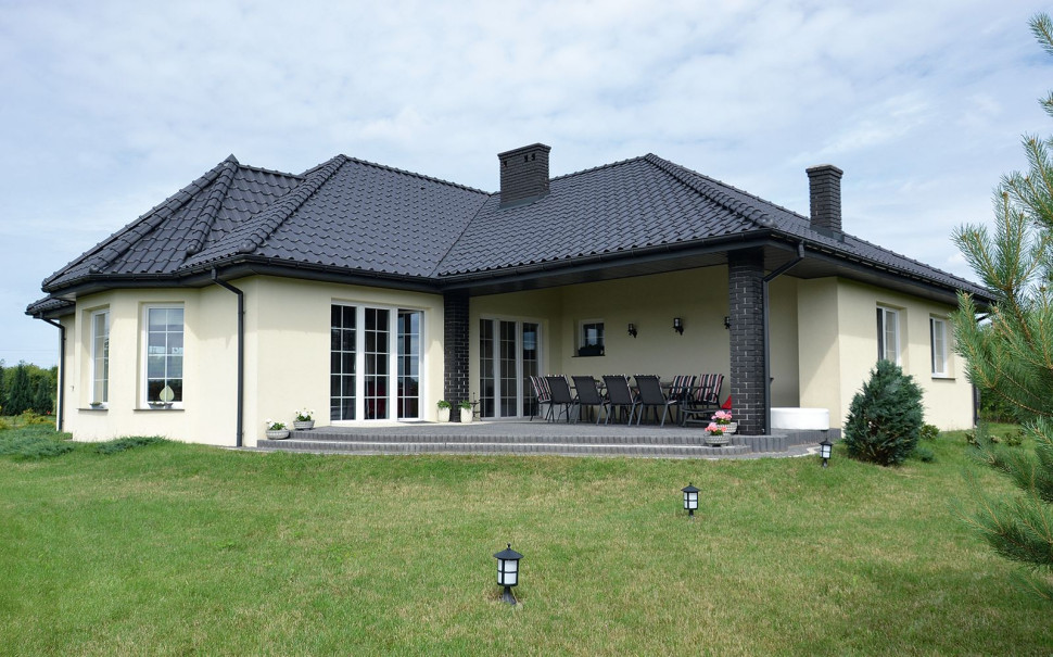 Budynek stoi na łagodnym wzniesieniu, co poprawia widoki z okien jadalni w ryzalicie oraz z zacisznego zadaszonego tarasu o pow. 30 m2