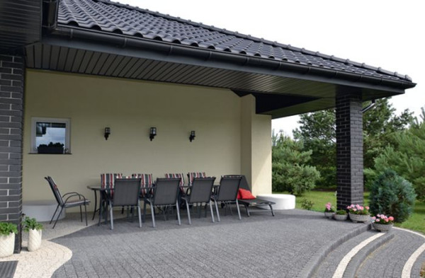 Taras wyłożony kostką